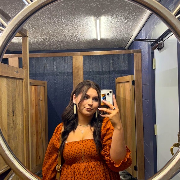 Meet your Posher, Alizabeth - Picture 3 of 5